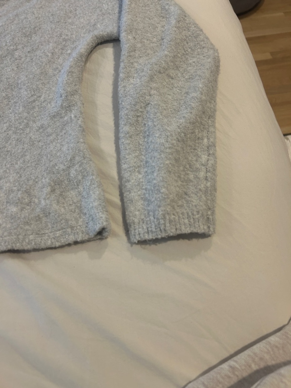 Abercrombie & Fitch Light Gray Off-the-Shoulder Sweater size small - Picture 3 of 5